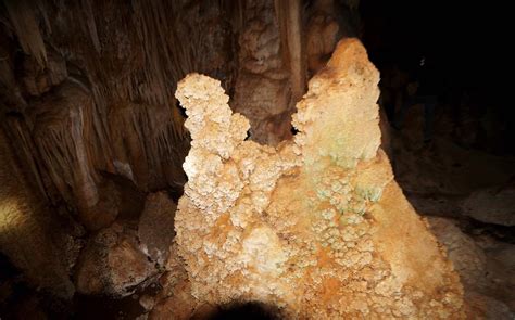 A Gruta de Cristal, Uma Jornada Fascinante Através da História Geológica de Chenzhou!