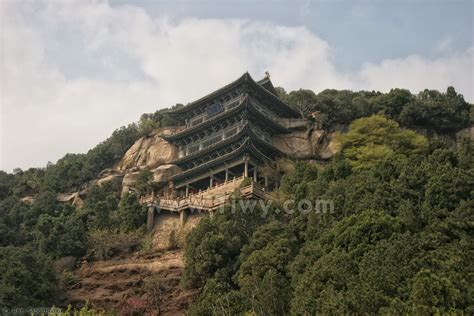  A Pagoda de Tianlongshan: Uma Jóia Arquéologica no Topo da Montanha!