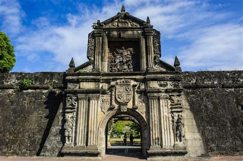 Fort Santiago: Uma Fortaleza Histórica com Encantos Românticos em Manila!