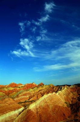  Monte da Nuvem Esbranquiçada: Descubra as Maravilhas da Natureza e da História Chinesa!