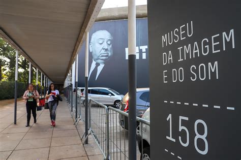  Museu da Imagem e do Som: Uma Jornada Sonora e Visual Através da História Brasileira!