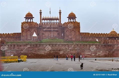 Shah Jahan Mosque, Uma Jóia Arquitetônica Mughal e Refúgio Espiritual em Chiniot!